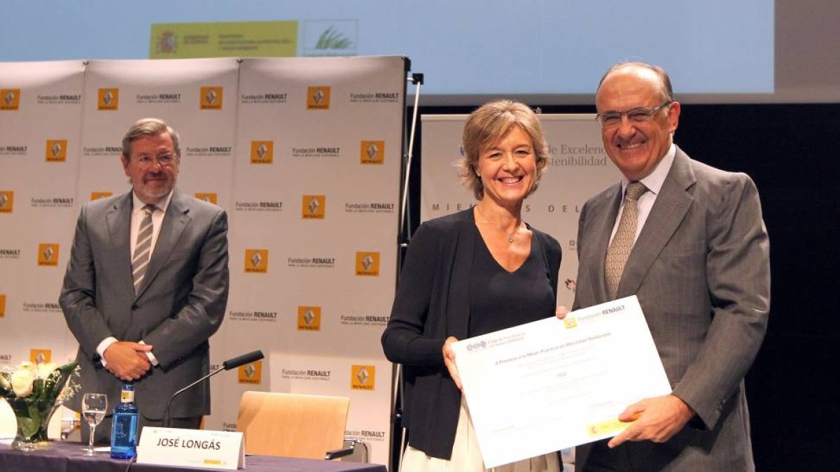 La ministra de Agricultura, Alimentación y Medio Ambiente, Isabel Garcia Tejerina entrega el premio otorgado a la empresa Fomento y Construcciones-Ical