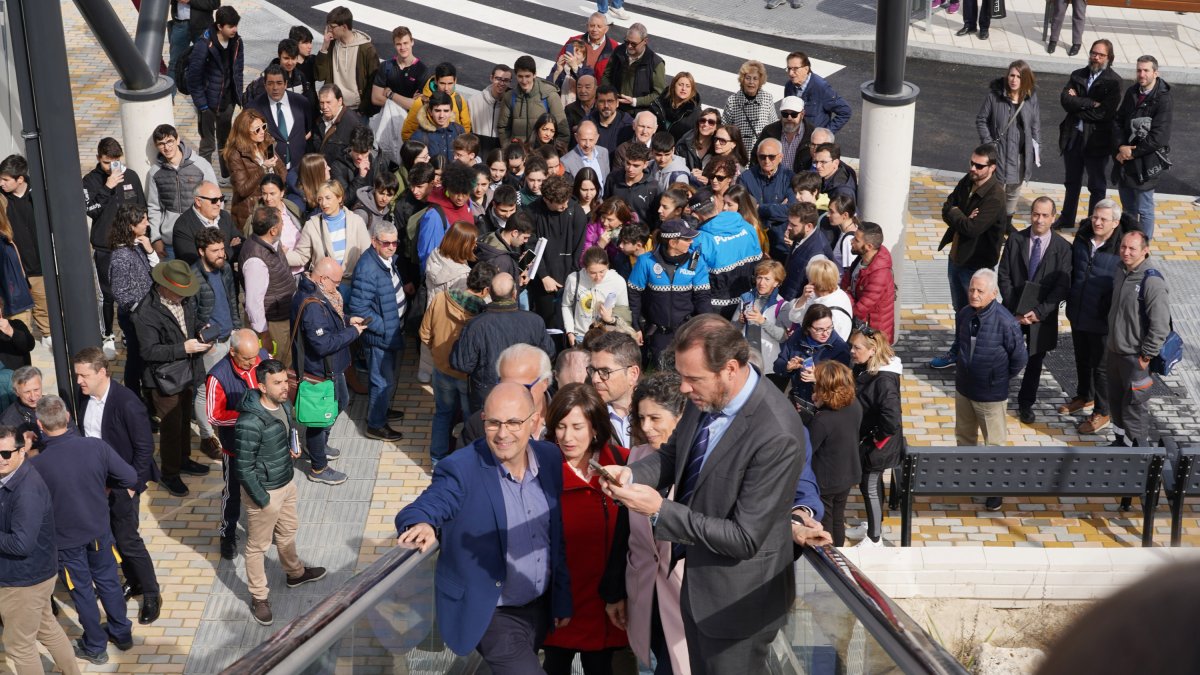 El alcalde de Valladolid, Óscar Puente, inaugura los elevadores urbanos en la ladera norte de Parquesol. -ICAL