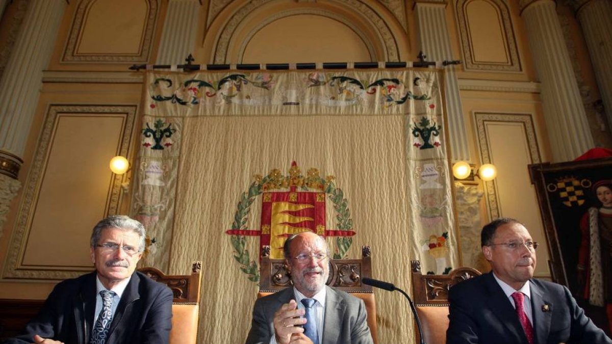 El alcalde Francisco Javier León de la Riva, y los concejales Movilidad y de Hacienda, Manuel Sánchez (I) y Alfredo Blanco (D), presentan una ampliación de las ayudas del Ayuntamiento a empresas de nueva creación-Ical