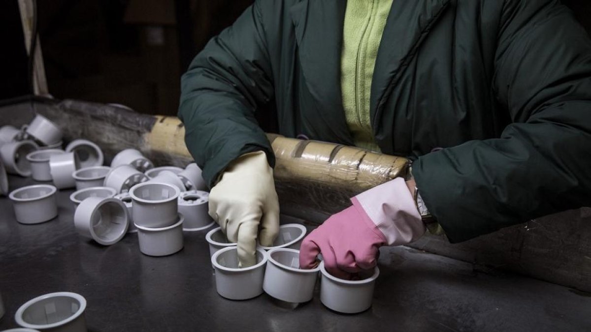 Trabajos en en una factoría, en una imagen de archivo.-OLMO CALVO