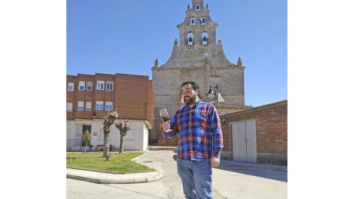 Rubén Montero, con uno de sus vinos tintos-