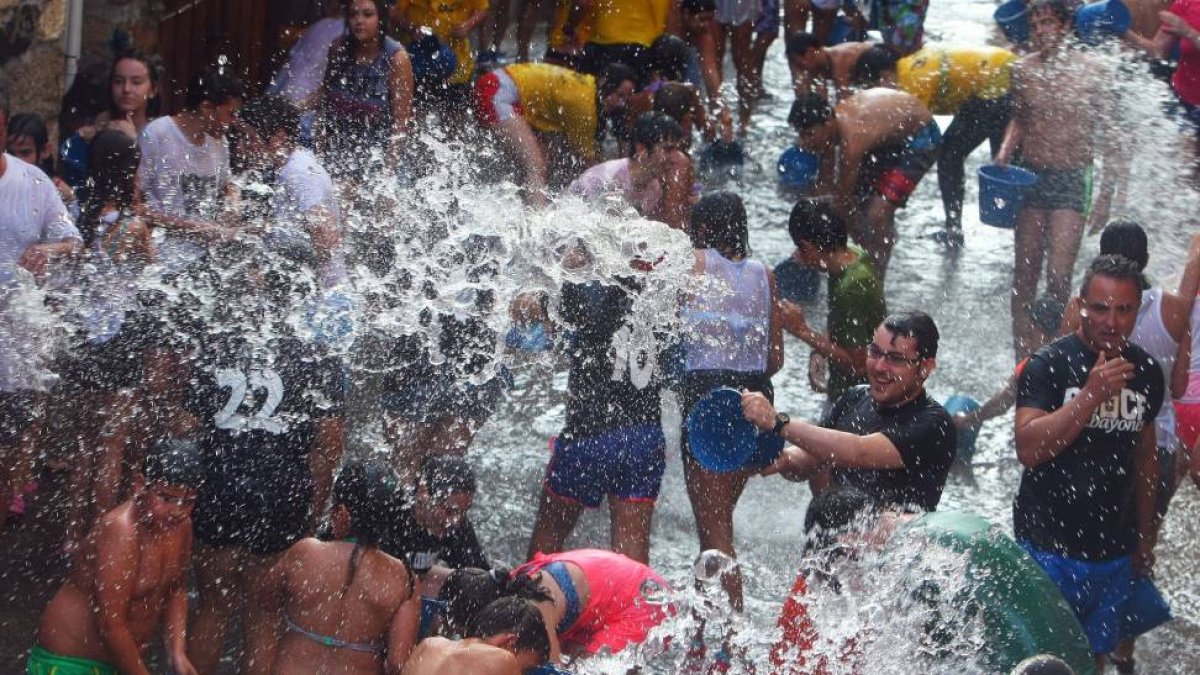 Fiesta del agua de Molinaseca.-ICAL