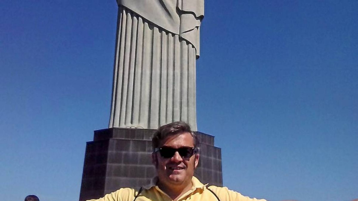 Paco García junto a la estatua del Cristo Redentor en Río de Janeiro.-El Mundo