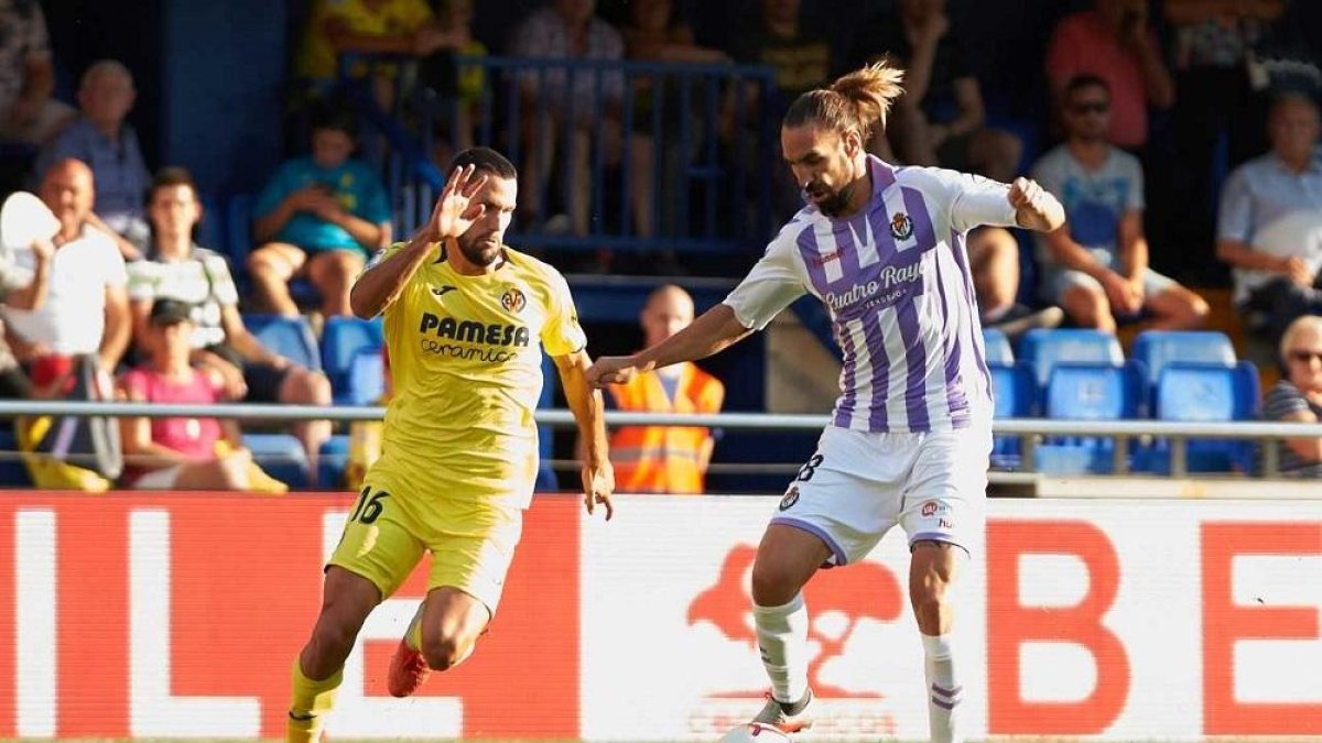 Borja se lleva el balón ante la presencia de Pedraza en el partido contra el Villarreal.-PHOTO-DEPORTE