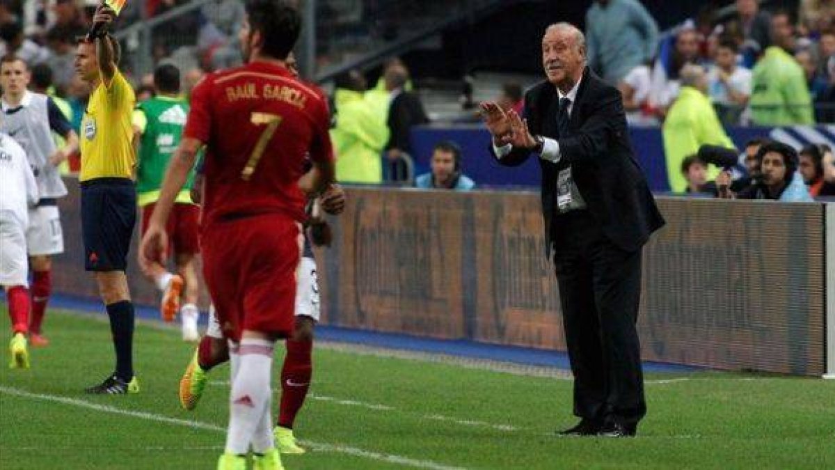 Del Bosque da instrucciones a sus jugadores durante el amistoso contra Francia en París.-Foto: AP / THIBAULT CAMUS