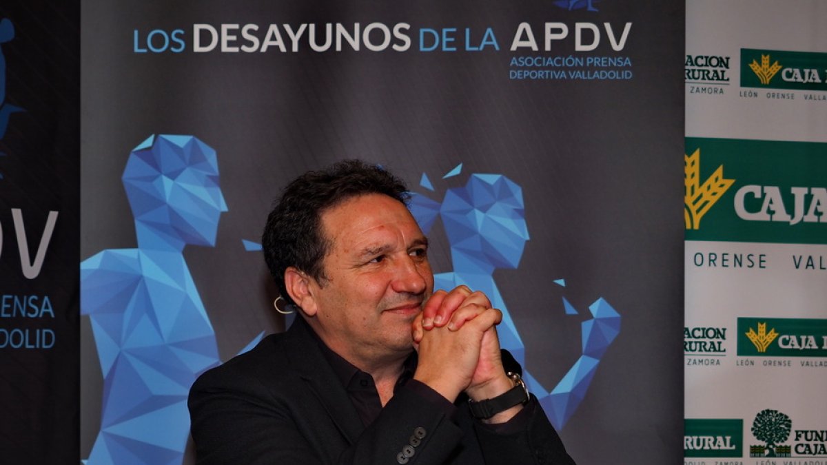 Eusebio Sacristán en 'Los Desayunos de la APDV'. / M. G. EGEA
