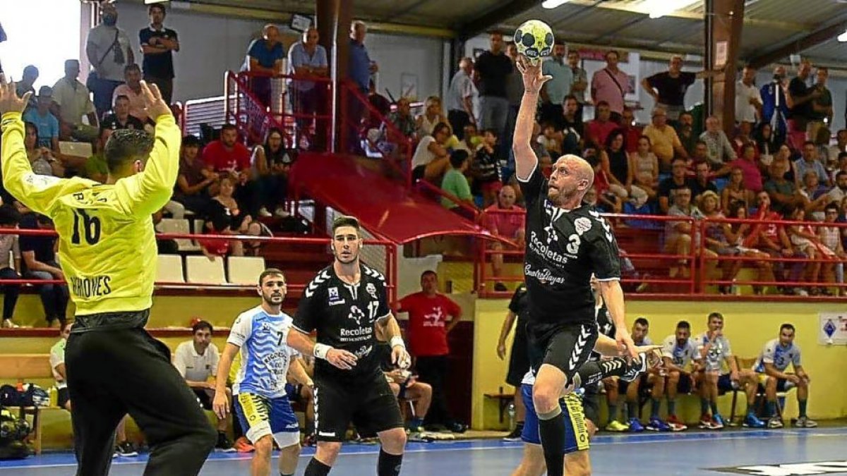 Diego Camino lanza en vaselina ante la salida del portero del Cangas.-PHOTO-DEPORTE
