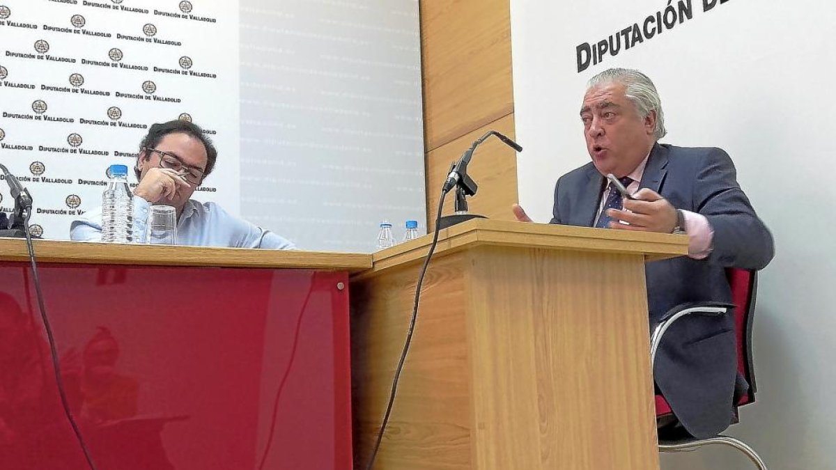 El portavoz de Sí Se Puede, Héctor Gallego, y el ex gerente de Sodeva, Sánchez Valdepeñas, ayer.-S. G. C.
