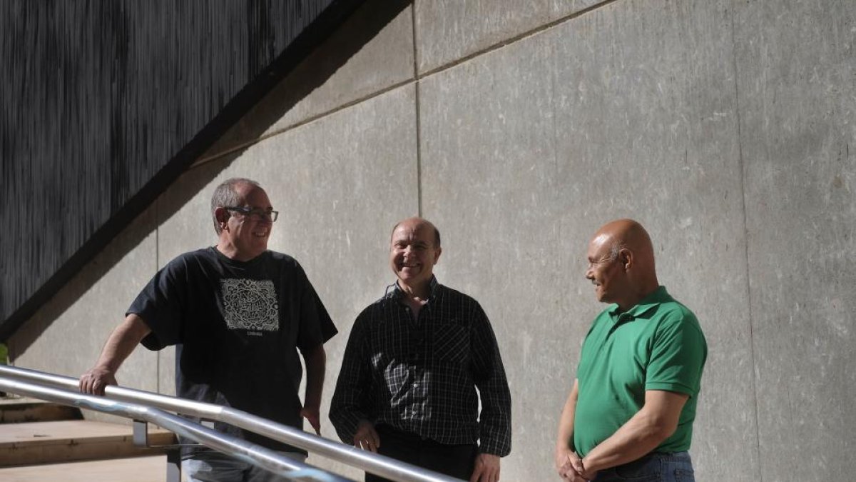 Los salmantinos Manuel, Juan José y Domingo, afectados por la Talidomida.-ENRIQUE CARRASCAL