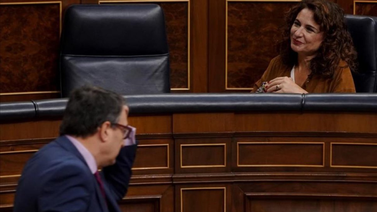 La ministra de Hacienda, María Jesús Montero, y el portavoz del PNV, Aitor Esteban, en el pleno del Congreso.-/ JOSE LUIS ROCA