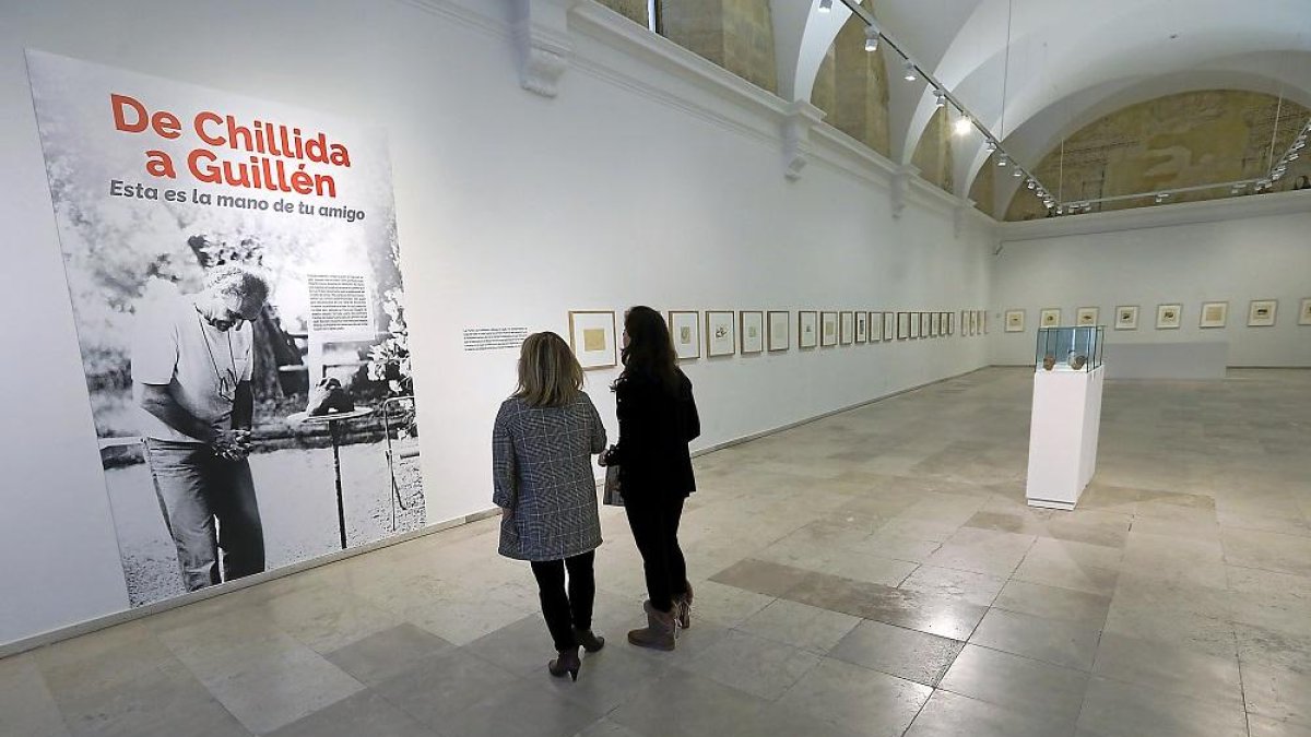 Dos personas observan la nueva exposición de Eduardo Chillida en el Patio Herreriano.-J. M. LOSTAU
