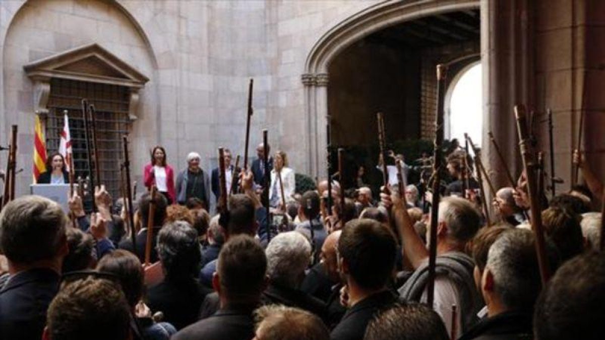 Los alcaldes levantan la vara de mando en un acto de apoyo al 1-O.-ACN / GUILLEM ROSE