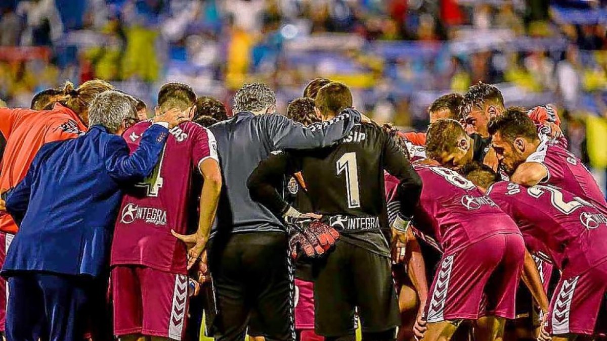 Los jugadores del Real Valladolid hacen piña anoche en La Romareda al finalizar el partido.-PHOTO-DEPORTE