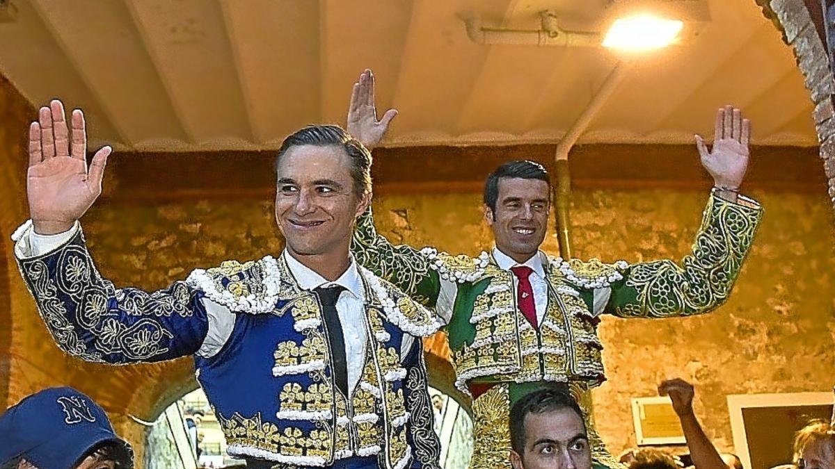 Emilio de Justo y Juan Bautista abandona la plaza a hombros.-J. SALVADOR
