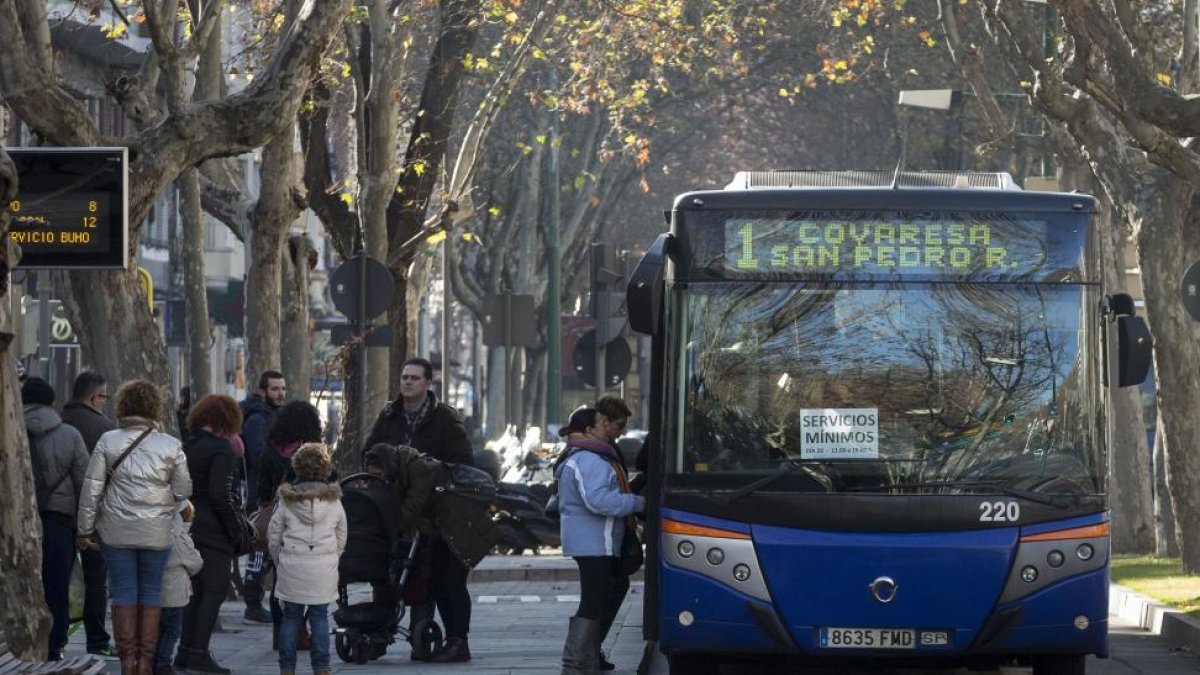 Ciudadanos de Valladolid toman un autobús de AUVASA durante la huelga de servicios mínimos.-MIGUEL Á. SANTOS (PHOTOGENIC)