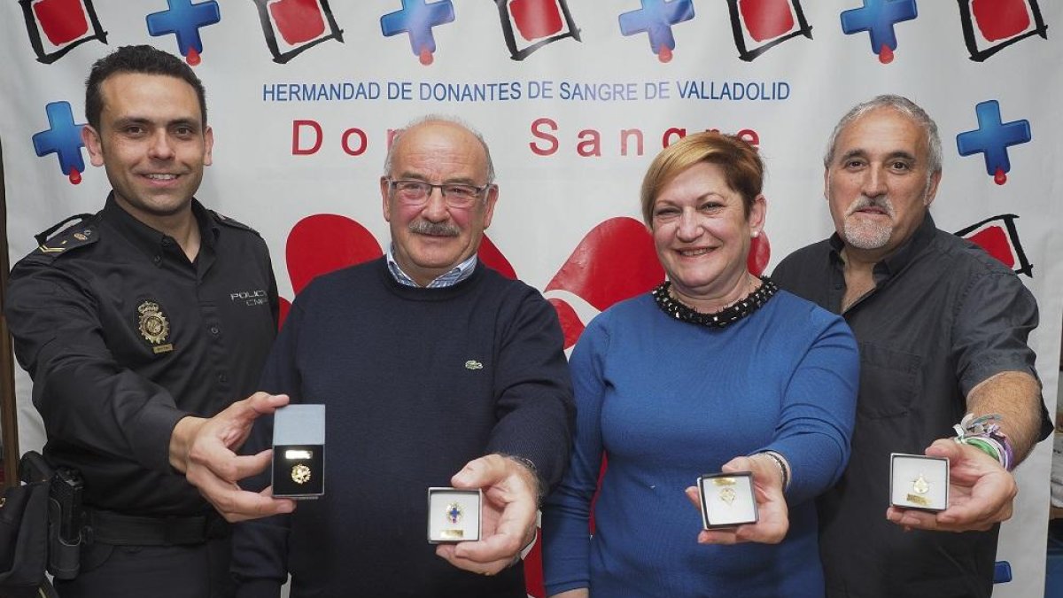 Cuatro premiados (Luis Barajas, Anastasio Ojosnegros, Mª Ángeles Fuente y Jesús Gómez) posan con sus insignias.-M. A. SANTOS