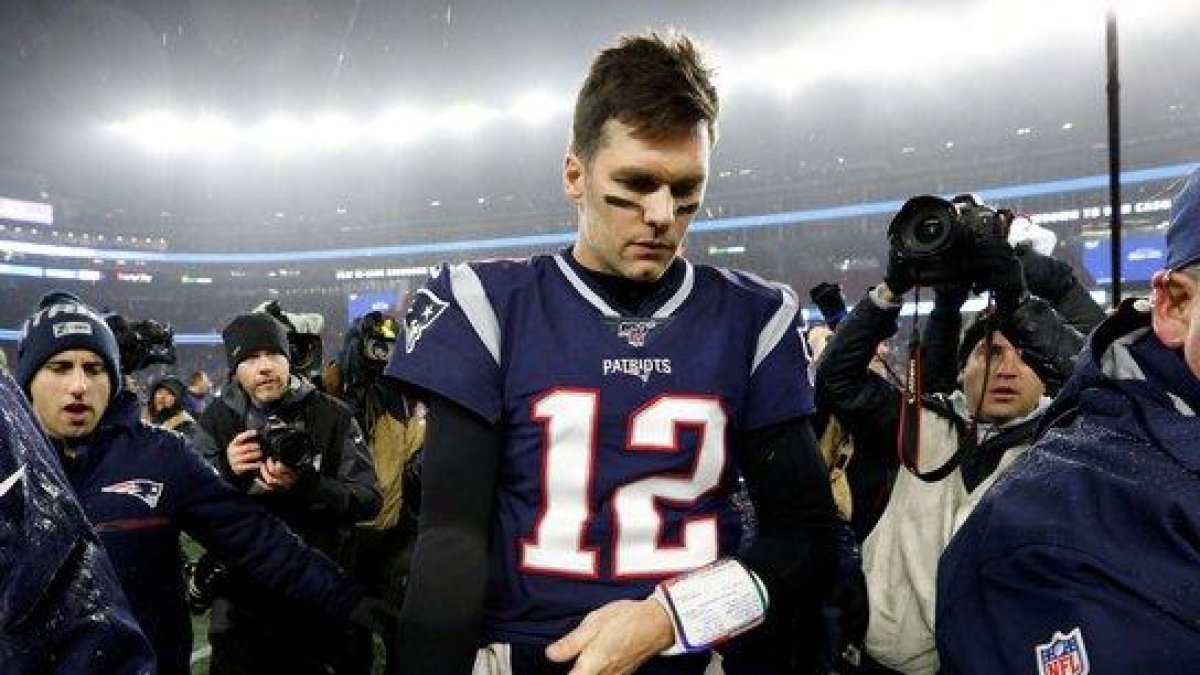 Tom Brady se retira del campo tras la última derrota de los Patriots.-X02835