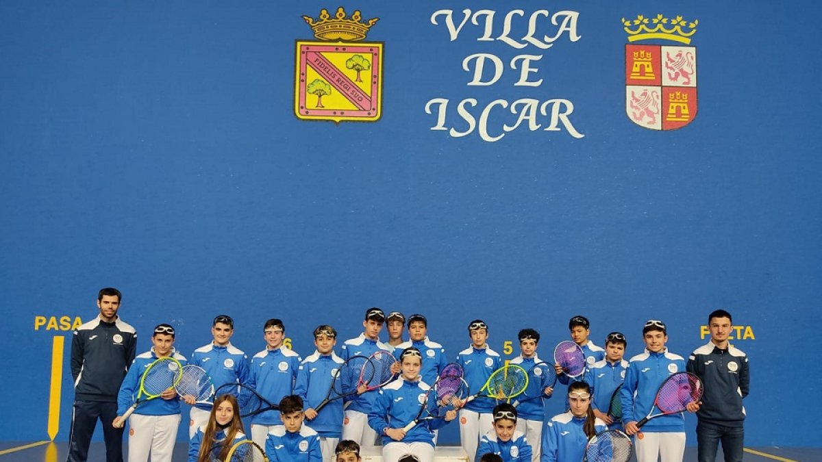 Jugadores infantiles y cadetes de la Escuela de Frontenis del Puertas Bamar. / E. M.