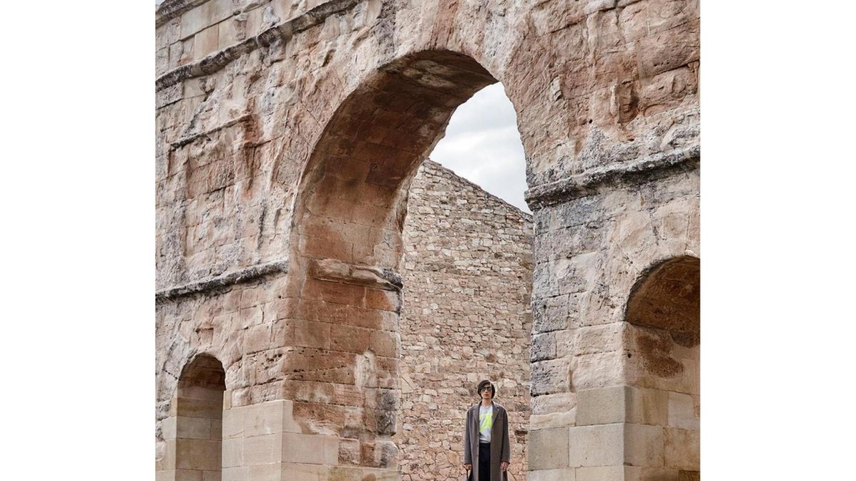 El modelo posa junto al arco romano de la localidad.-HDS