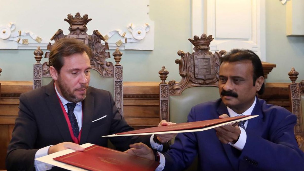 Los alcaldes de Valladolid y Ahmedabad (India) firman un acuerdo de hermanamiento entre ambos ayuntamientos.-ICAL