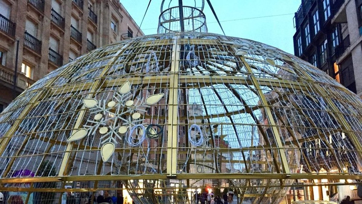 Imagen de la bola de Navidad en la calle Santiago de Valladolid.-EUROPA PRESS