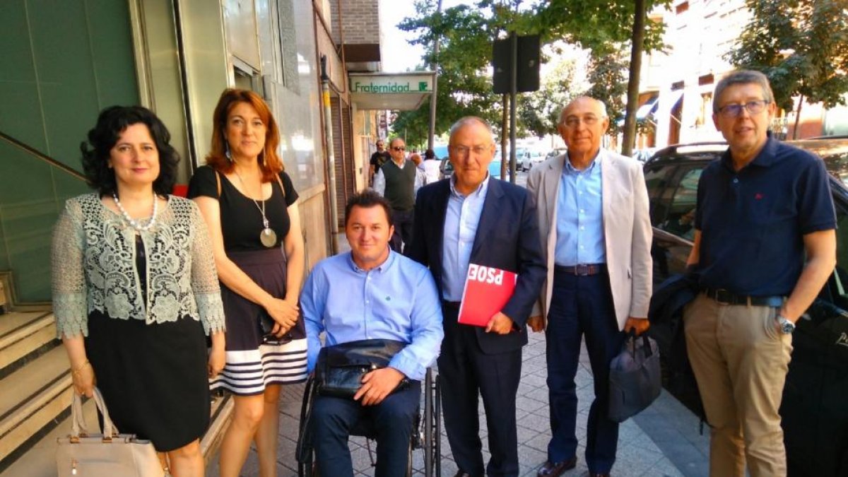 Soraya Rodríguez y Emilio Álvarez junto a representantes de Cermi.-E. M.