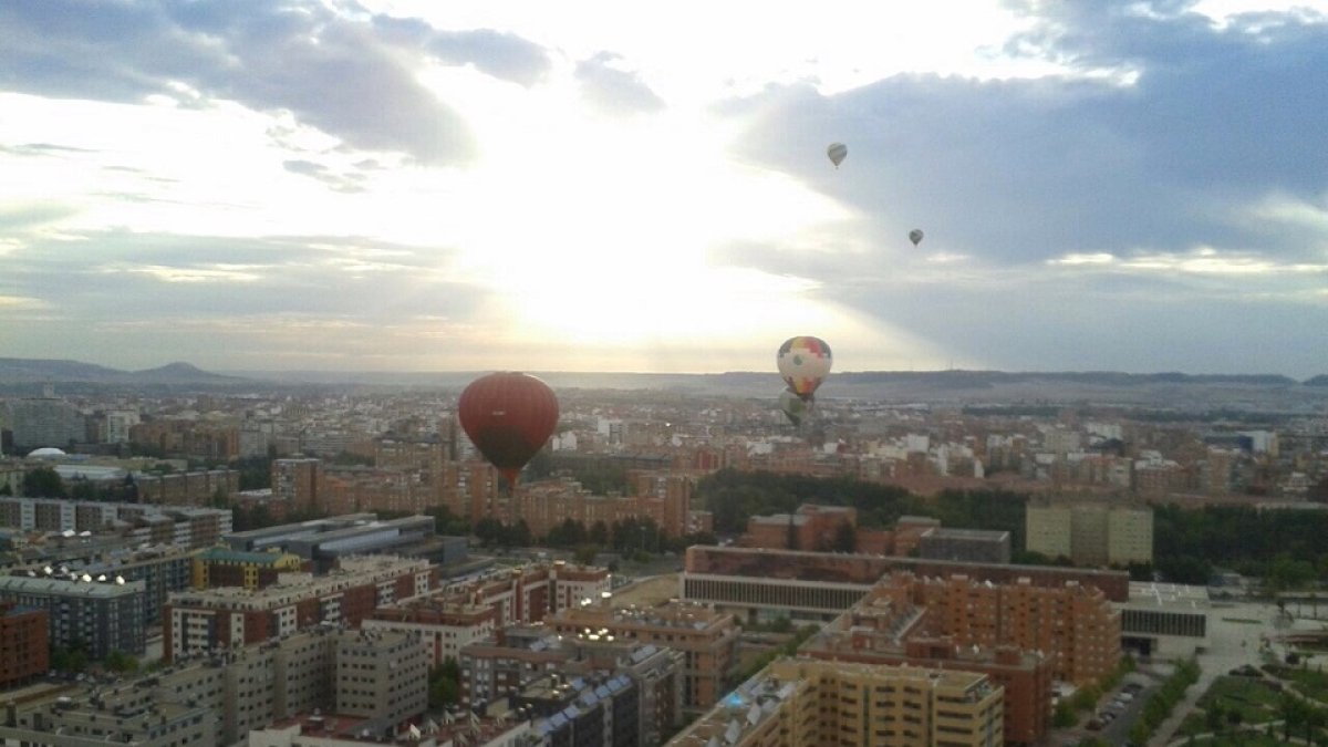 Vista panorámica del Open de Valladolid de Aeroestación Trofeo Diego Criado por los cielos de Valladolid. / M. ÁLVAREZ