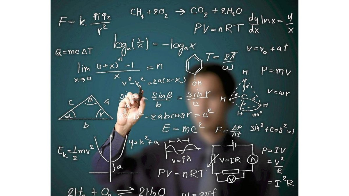 Un profesor escribe fórmulas sobre un cristal.-E. M.