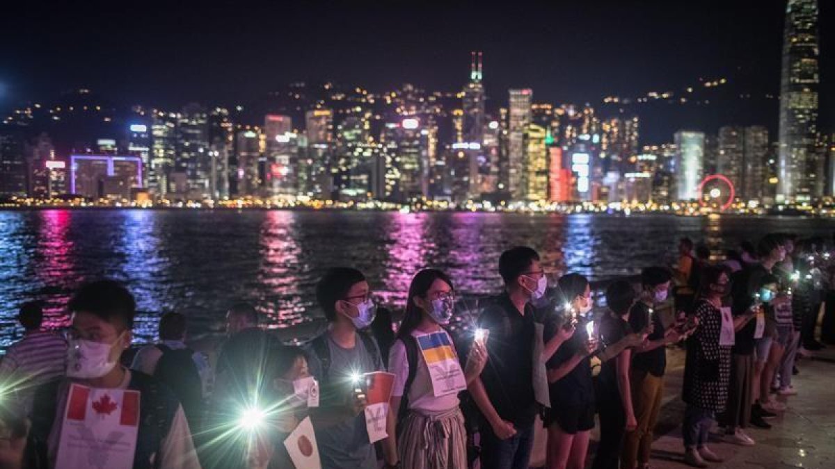 Manifestantes hongkoneses realizan una cadena humana, este viernes.-EFE