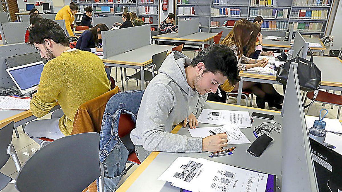 Estudiantes en la biblioteca de la Facultad de Derecho de la UVA en una foto de archivo. J.M. LOSTAU