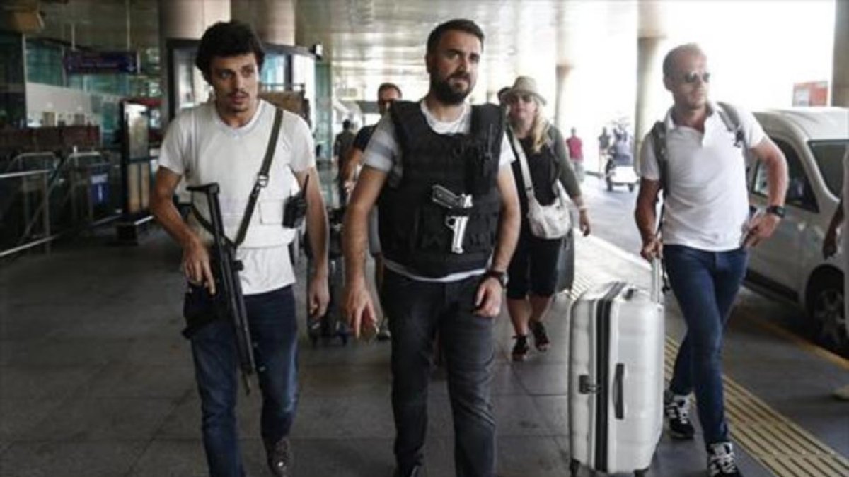 Policías turcos patrullan en el aeropuerto Atatürk de Estambul, ayer.-EFE / SEDAT SUNA