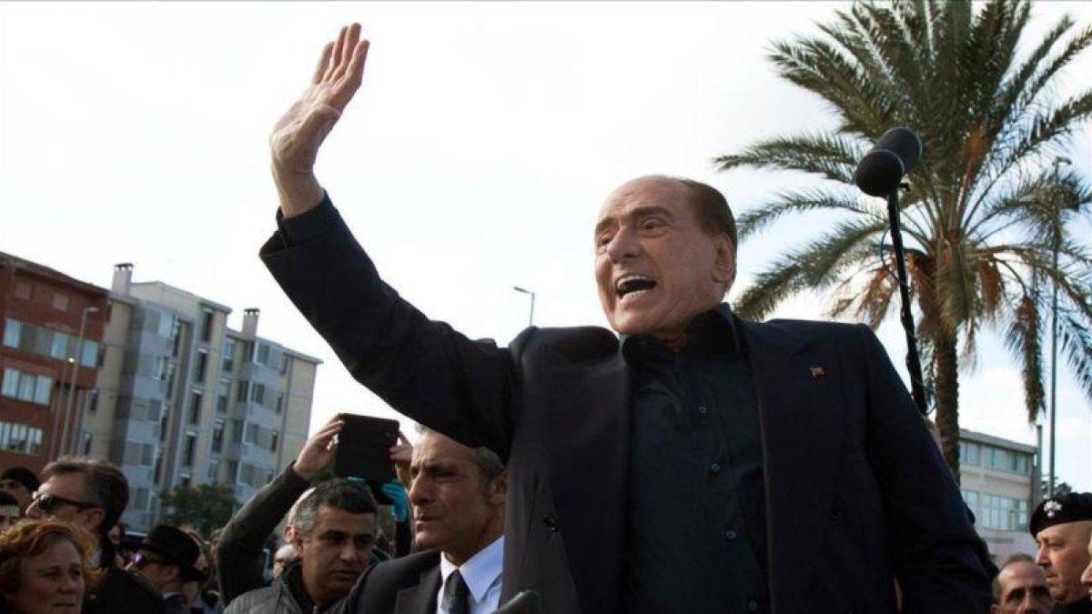 Silvio Berlusconi en Cerdeña.-AP / FABIO MURRU