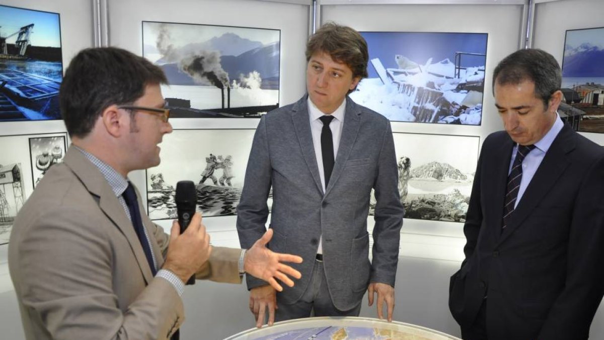 El director territorial de Caixa Bank en Castilla y León y Asturias, José Manuel Bilbao (D); el alcalde de Soria, Carlos Martínez Mínguez (C) y el comisario de la muestra, Toni Pou (I)-Ical