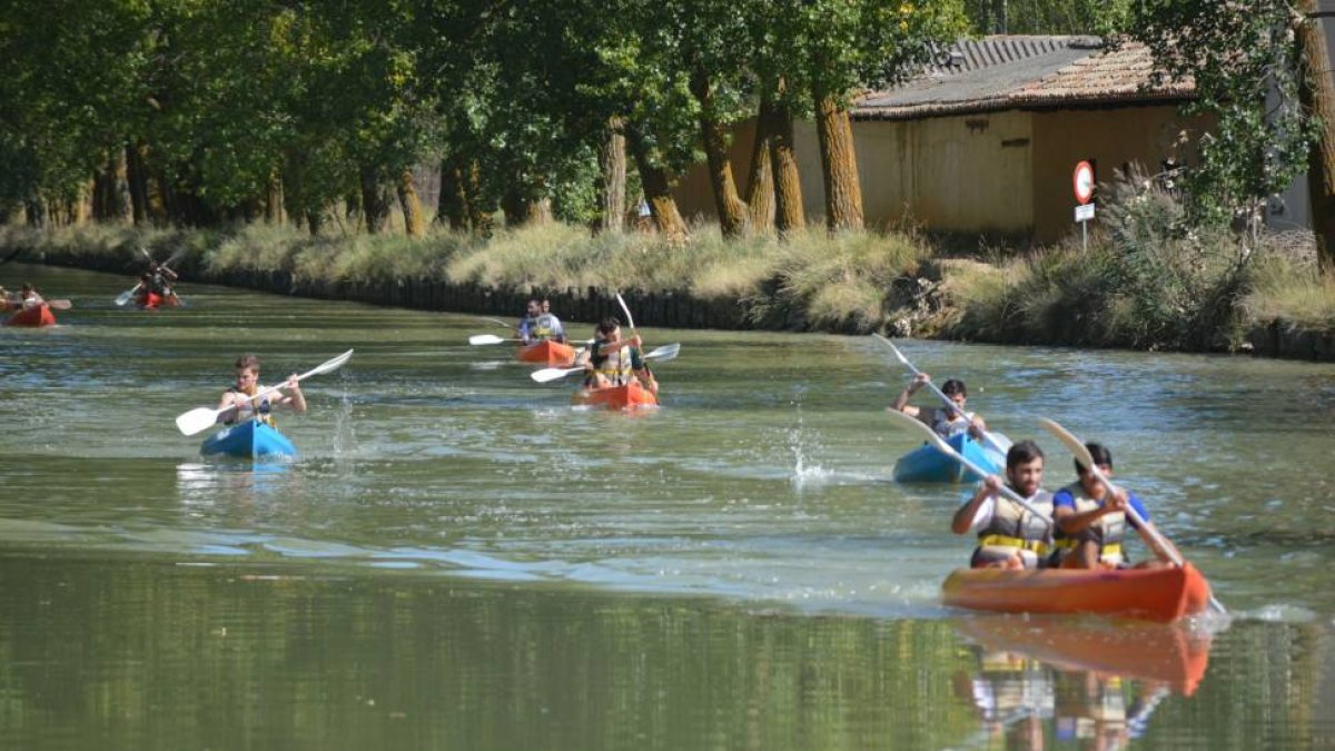 Los jugadores del club vallisoletano reman en las aguas delCanal de Castilla.-El Mundo