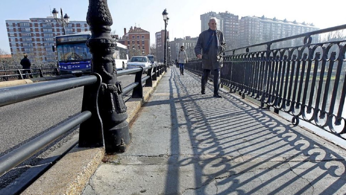 Transeúntes por una de las aceras del Puente Mayor.-J.M. LOSTAU