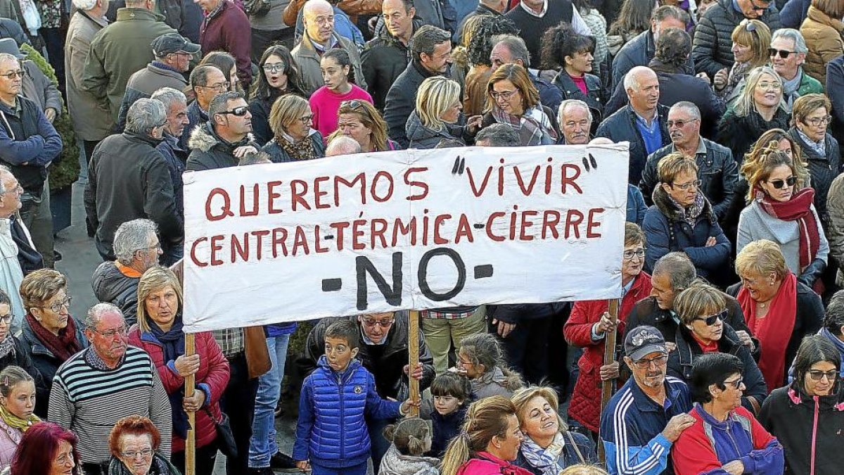 La Plaza Mayor de Velilla del Río Carrión acogió ayer la concentración contra el cierre de la térmica.-ICAL