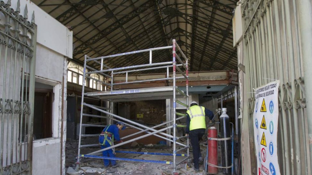 Colocación de los primeros andamios en el Mercado del Val-J.M.Lostau