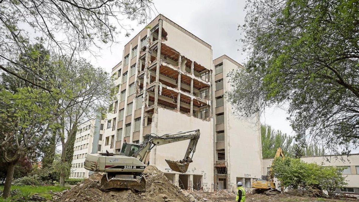 La antigua torre de la Facultad de Ciencias, durante su demolición, en una imagen de archivo.-J.M. LOSTAU