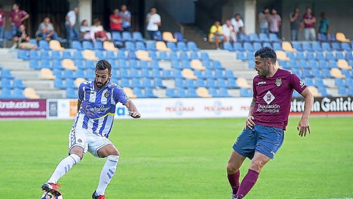 Guitián realiza un control del balón en el partido de pretemporada contra el Pontevedra.-PHOTO-DEPORTE