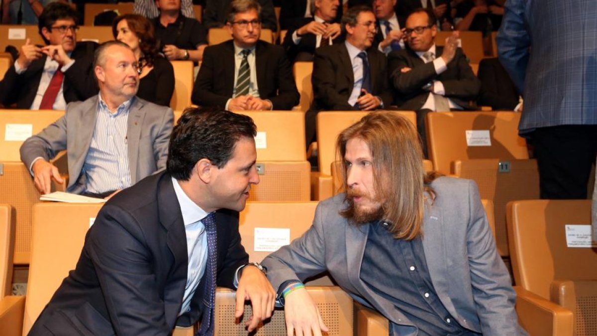Los portavoces del PP y de Podemos en las Cortes, Raúl de a Hoz y Pablo Fernández (D), conversan durante la entrega de los Premios Castilla y León 2016 y de la Medalla de Oro a la Universidad de Salamanca.-ICAL