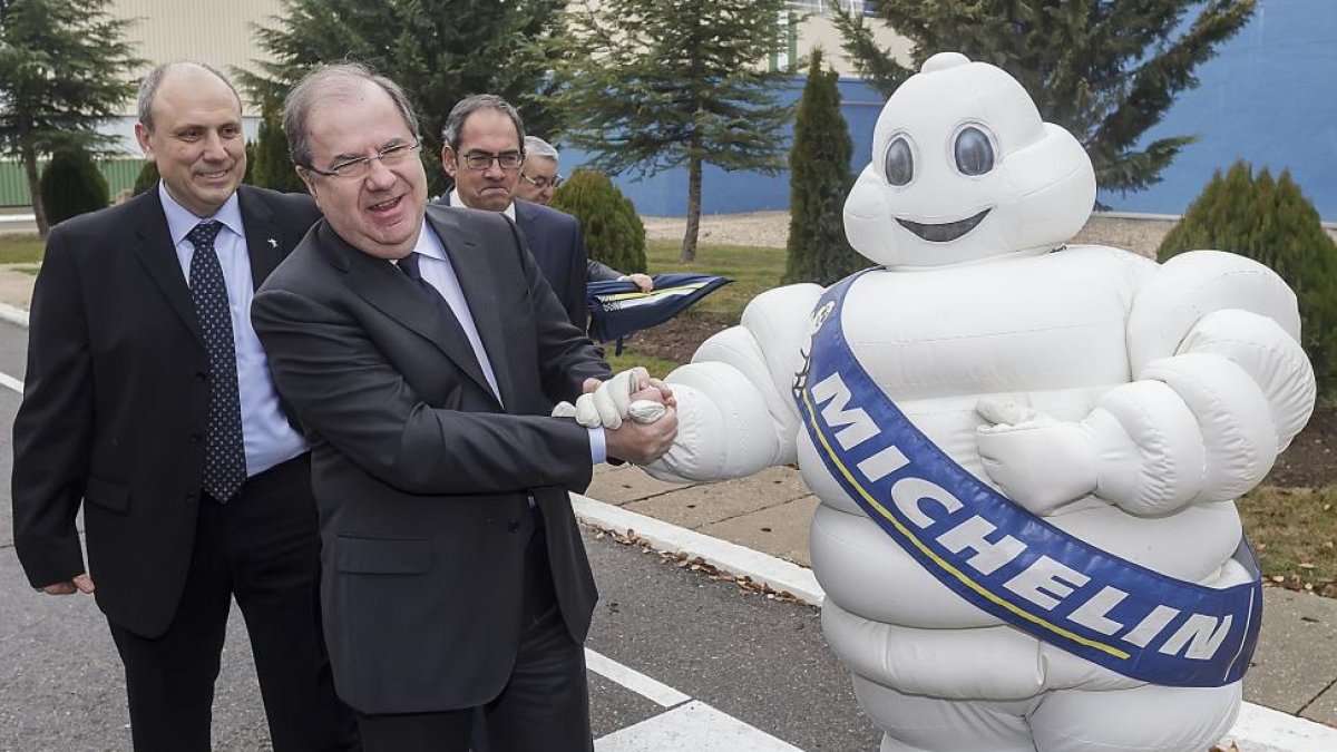 Juan Vicente Herrera saluda a la mascota oficial de la compañía, el popular Bibendum a su llegada a la planta de producción de Aranda de Duero.-SANTI OTERO
