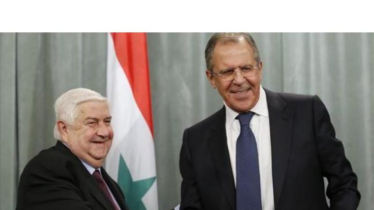 Lavrov (derecha) estrecha la mano de su homólogo sirio, en Moscú, este viernes.-