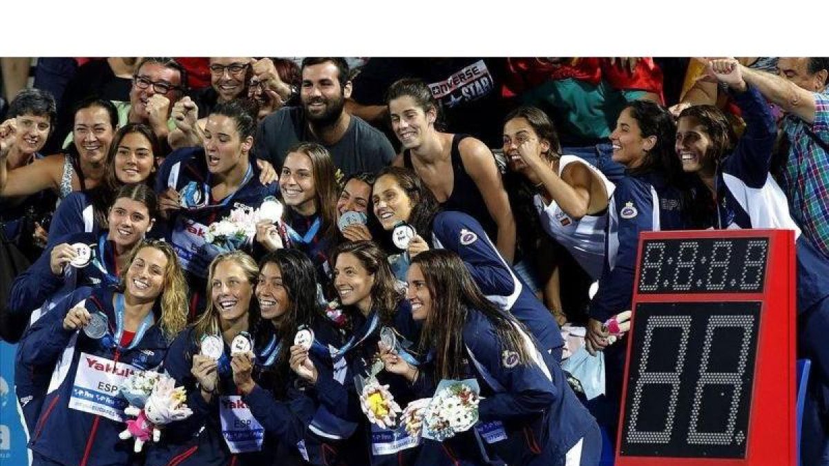 Las waterpolistas españolas posan con sus medallas de plata en Budapest.-EFE / ALBERTO ESTÉVEZ