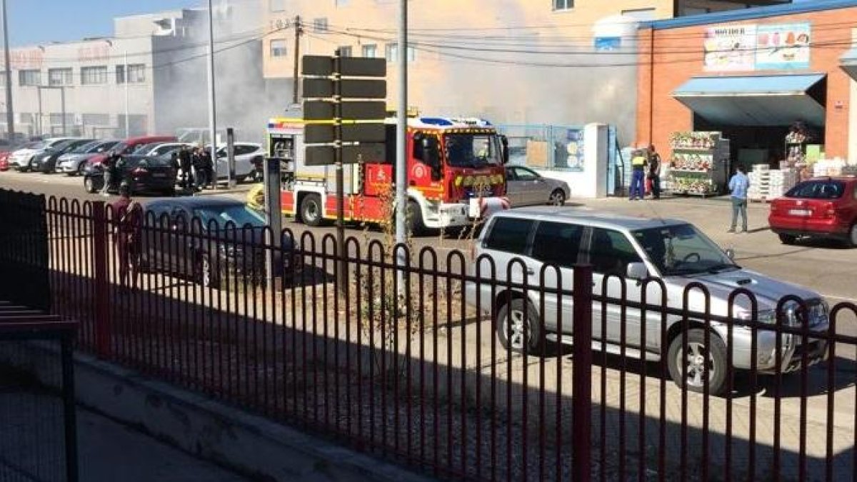 Los bomberos actúan en la zona afectada por las llamas.-E. M.