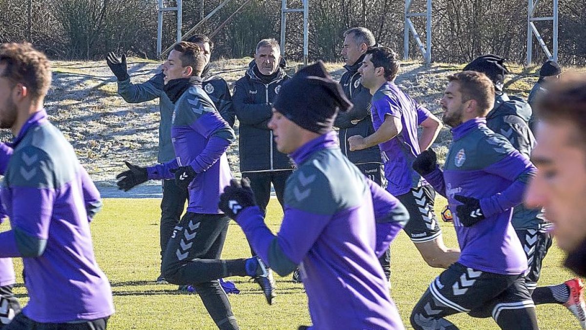 Los jugadores blanquivioleta corren durante el entrenamiento de ayer ante la mirada de Paco Herrera.-MIGUEL ÁNGEL SANTOS