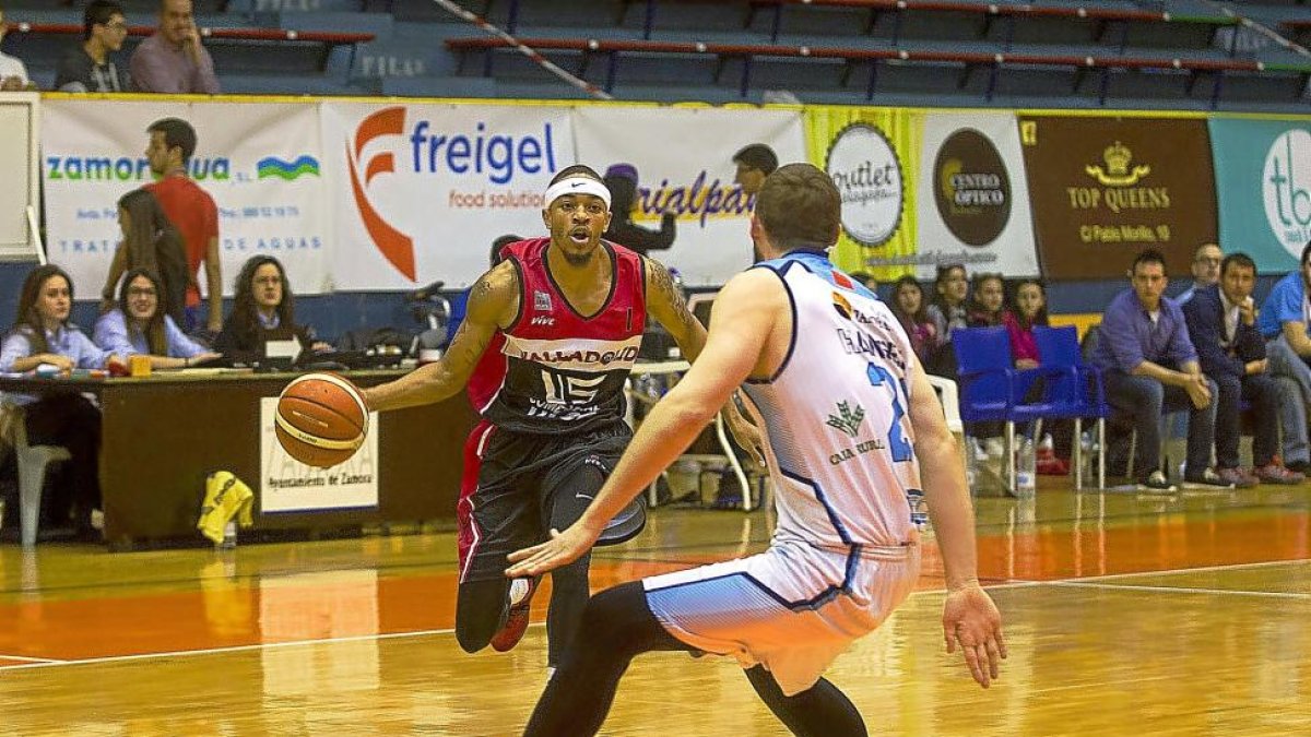 Wade-Chatman inicia una transición ante Hansen.-PHOTO-DEPORTE