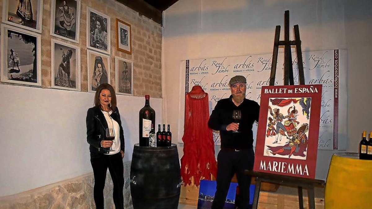 Mayte Bajo y Jesús Arbás, en la sala de la bodega dedicada a la bailarina Mariemma y al mundo de la danza, y donde se ha instalado un escenario para realizar actuaciones en directo.-ARGI