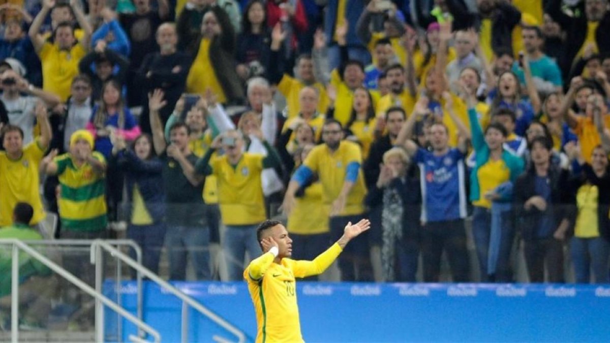 Neymar celebra con la 'torcida' su gol a Colombia en el partido de cuartos de final de los Juegos Olímpicos de Río-2016.-EFE / ALAN MORICI