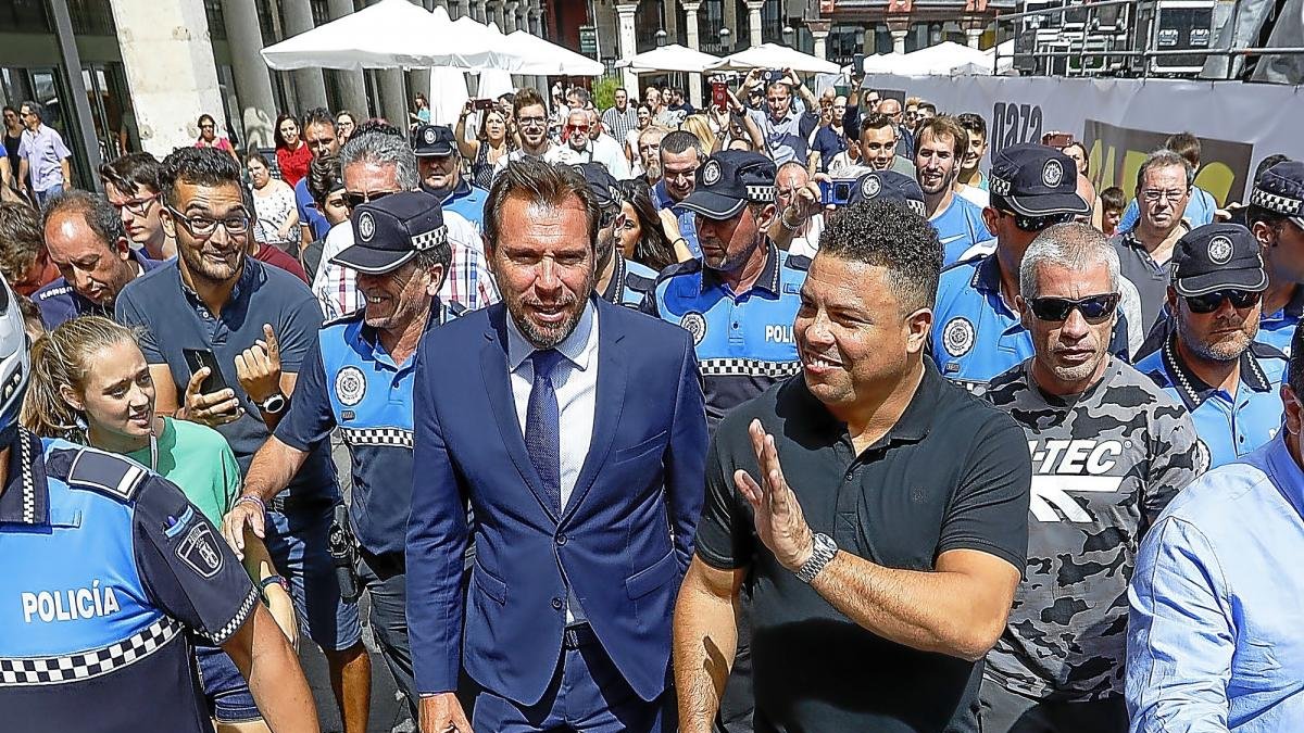 Ronaldo Nazário pasea por las calles de Valladolid rodeado de gente.-J.M. LOSTAU