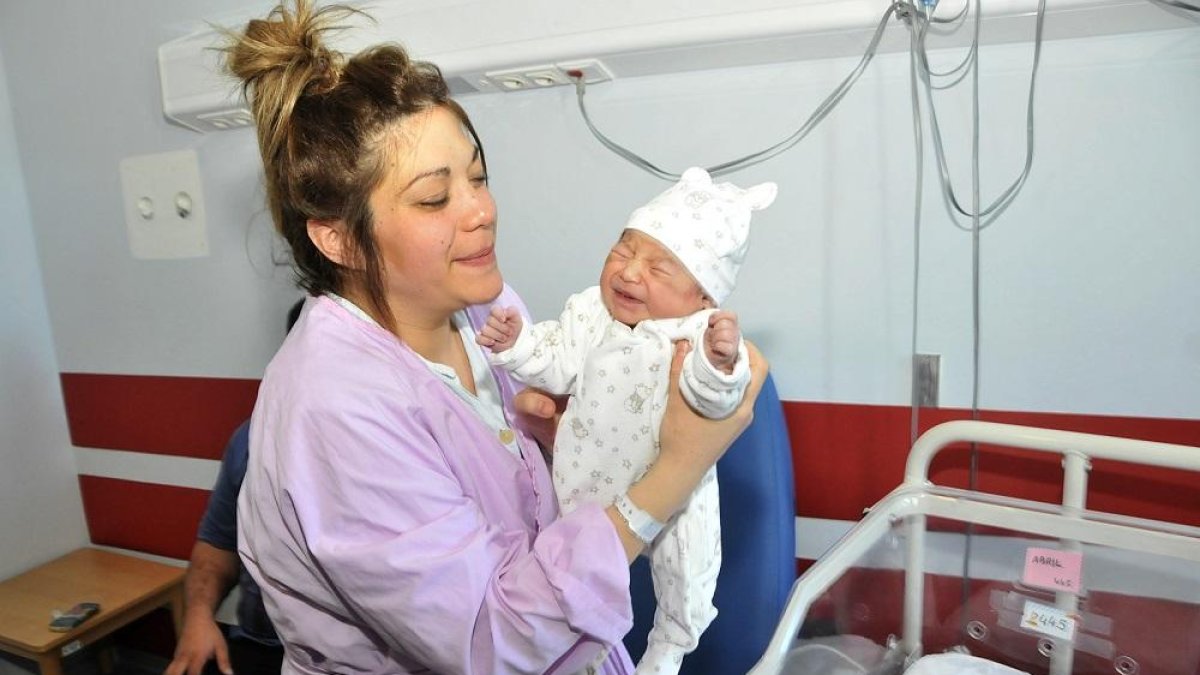 Laura junto a su pequeña Abril, ayer, en el Hospital Santa Bárbara de Soria.-VALENTÍN GUISANDE
